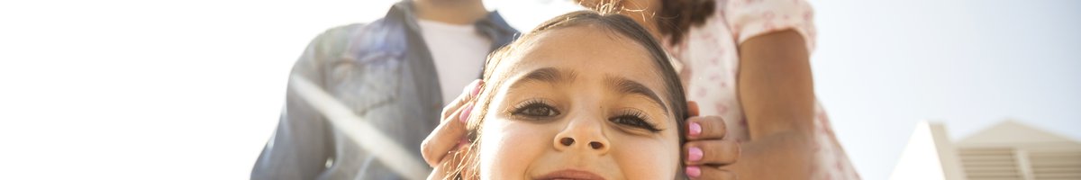 meisje_met_ouders_selfie.jpg