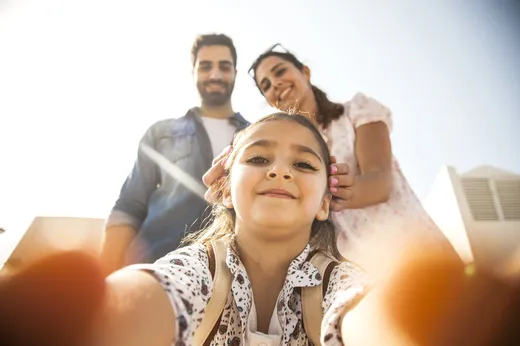 meisje_met_ouders_selfie_0GqsbZQ.original